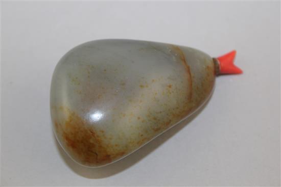 A Chinese grey and russet jade pebble snuff bottle, 1800-1900, 6.2cm, coral branch shaped stopper